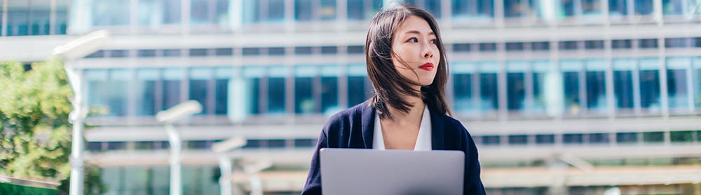 Une personne en train d'utiliser son ordinateur