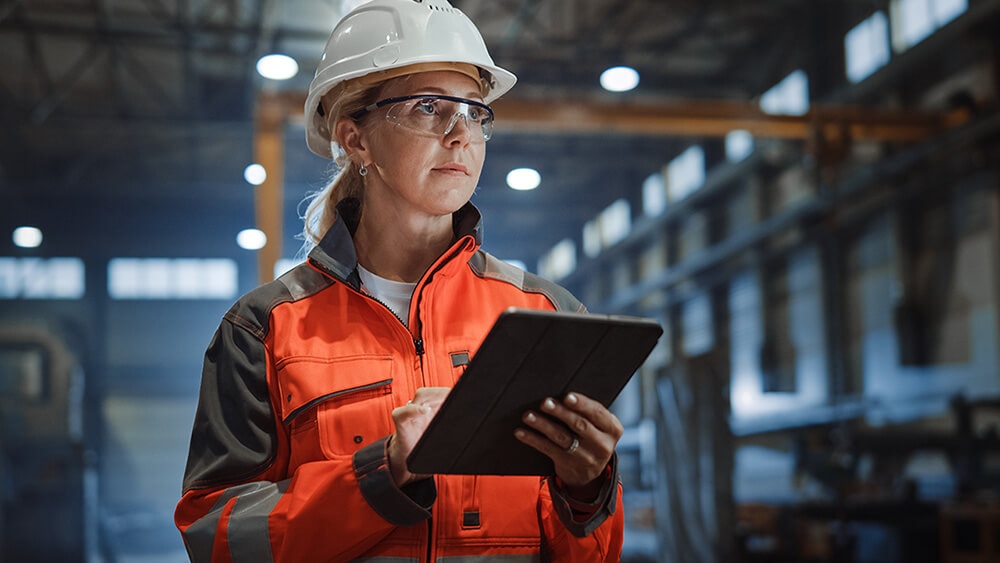 Une personne dans une usine