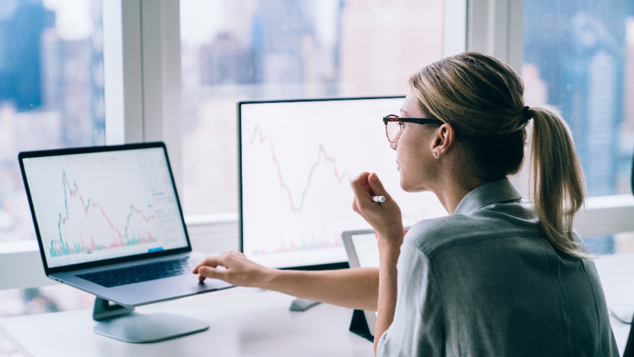 Une personne en train d'analyser des graphiques