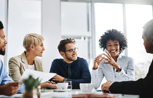 des personnes en train de travailler ensemble